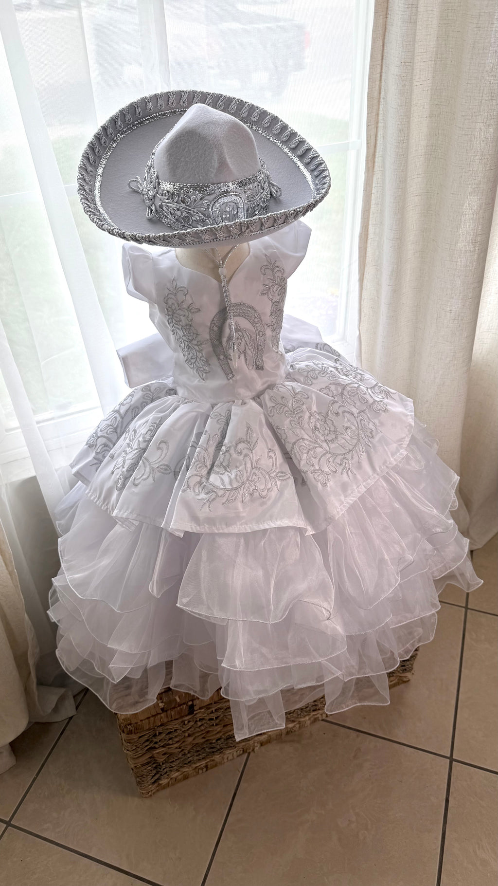 Charra blanco y plata